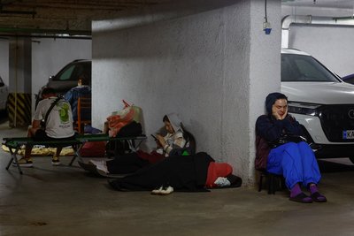 Мешканці під час обстрілу ховаються в підземному паркінгу у Києві, 6 липня 2026 року