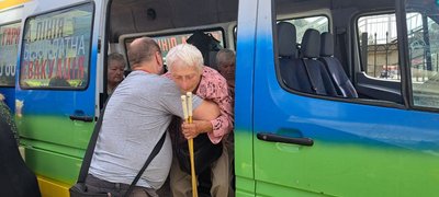 допомога волонтери евакуація люди з інвалідністю Мирноград Донецька область 22 серпня 2024 рік допомога волонтери евакуація люди з інвалідністю Мирноград Донецька область 22 серпня 2024 рік