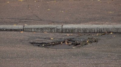 Щоб після опадів вода не скупчувалася на дорогах: у Черкасах чистять ливнівки Щоб після опадів вода не скупчувалася на дорогах: у Черкасах чистять ливнівки