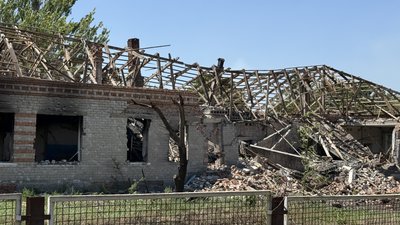 Розбита обстрілами будівля Миколайпілля Дружківська громада Донецька область 9 липня 2025 рік Розбита обстрілами будівля Миколайпілля Дружківська громада Донецька область 9 липня 2025 рік