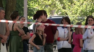Рівняни дивляться на демонтаж залізобетонної плити Рівняни дивляться на демонтаж залізобетонної плити