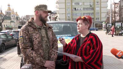 Для доставки боєприпасів та їжі: волонтерка Ольга Юзвюк з Рівного передала автомобіль 141 бригаді Для доставки боєприпасів та їжі: волонтерка Ольга Юзвюк з Рівного передала автомобіль 141 бригаді