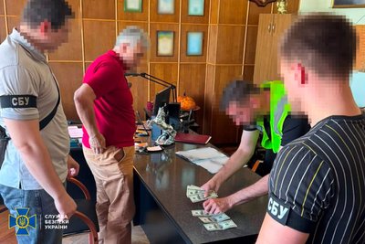 4000 доларів за списання зі служби: на Житомирщині гендиректора райлікарні підозрюють у хабарництві 4000 доларів за списання зі служби: на Житомирщині гендиректора райлікарні підозрюють у хабарництві