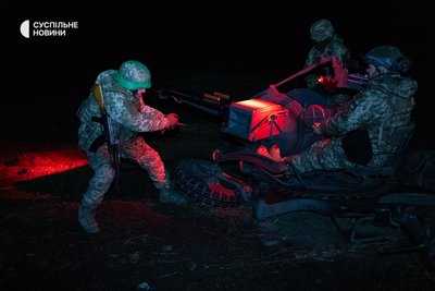 Розрахунок зенітної установки 40 бригади берегової оборони перезаряджає гармату