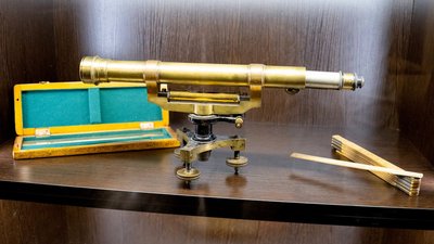 Секстанти, хронометри та капітанський місток: у Житомирі відкрили нову залу музею астрономії Секстанти, хронометри та капітанський місток: у Житомирі відкрили нову залу музею астрономії