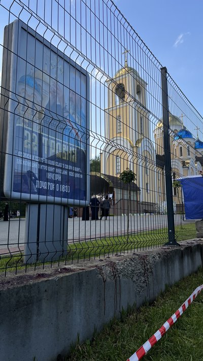 Протестувальники облили вхід до воріт собору свинячою кровʼю Протестувальники облили вхід до воріт собору свинячою кровʼю