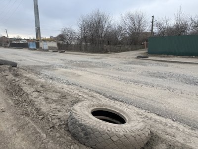 "Їздять по обочині": у Полтаві місцеві скаржаться на розбиту дорогу біля Київського вокзалу "Їздять по обочині": у Полтаві місцеві скаржаться на розбиту дорогу біля Київського вокзалу