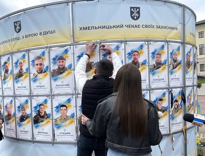Момент зняття портрету із стенду Алеї Надії Момент зняття портрету із стенду Алеї Надії