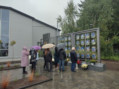 У громаді на Рівненщині, де у 2022 році через ракетний удар загинула 21 людина, відкрили інтерактивний меморіал