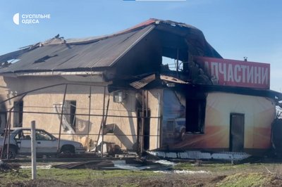 Згорілі автомобілі та зруйнований автомагазин: наслідки нічної атаки РФ на Одещину Згорілі автомобілі та зруйнований автомагазин: наслідки нічної атаки РФ на Одещину