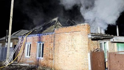 Працівник ДСНС гасить загоряння будинку в селі Курінь Працівник ДСНС гасить загоряння будинку в селі Курінь