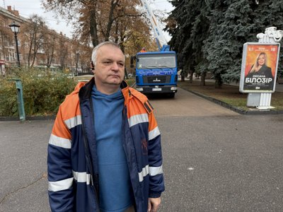 Світлові кулі й зірки на деревах: у Полтаві почали встановлення новорічної ілюмінації Світлові кулі й зірки на деревах: у Полтаві почали встановлення новорічної ілюмінації
