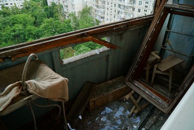 Пошкоджений балкон після вибуху у Харкові
