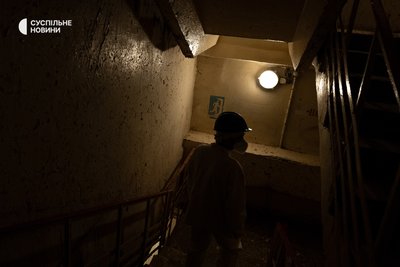 Працівник ЧАЕС йде прибудованими приміщеннями біля 4-го енергоблоку. Чорнобиль, 22 квітня 2026 року Працівник ЧАЕС йде прибудованими приміщеннями біля 4-го енергоблоку. Чорнобиль, 22 квітня 2026 року