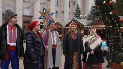 Вітали містян з різдвяно-новорічними святами. У центрі Кропивницького щедрували та колядували Вітали містян з різдвяно-новорічними святами. У центрі Кропивницького щедрували та колядували