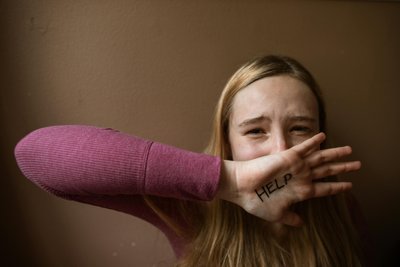 “Бив мене ногами по животу, щоб ця дитина не народилася”: історія жінки, яка стикнулася із домашнім насиллям