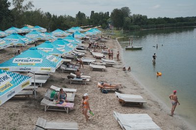 Жителі Харківщини продовжують ходити на пляжі влітку 2025 року Жителі Харківщини продовжують ходити на пляжі влітку 2025 року