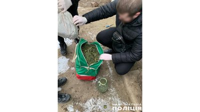 На Чернігівщині викрили чоловіка, якого підозрюють у незаконному зберіганні наркотиків, зброї та боєприпасів На Чернігівщині викрили чоловіка, якого підозрюють у незаконному зберіганні наркотиків, зброї та боєприпасів