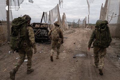 Розвідники підрозділу "Оріон" бригади "Помста" заходять на позиції пішки через ускладнену логістику, Харківщина, 16 жовтня 2025 року. Російські дрони тут постійно полюють на автомобілі військових, а кремі відрізки маршруту обстрілює авіація Розвідники підрозділу "Оріон" бригади "Помста" заходять на позиції пішки через ускладнену логістику, Харківщина, 16 жовтня 2025 року. Російські дрони тут постійно полюють на автомобілі військових, а кремі відрізки маршруту обстрілює авіація