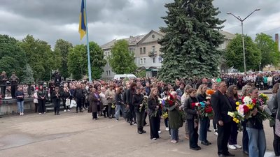 На Житомирщині попрощалися з трьома дітьми, які загинули внаслідок удару армії РФ На Житомирщині попрощалися з трьома дітьми, які загинули внаслідок удару армії РФ