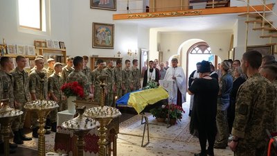У Мукачеві попрощалися з полеглим захисником Русланом Янчевським У Мукачеві попрощалися з полеглим захисником Русланом Янчевським
