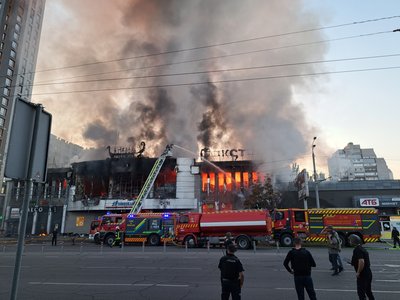 Росія атакувала ТЦ на Перемозі у Дніпрі: зайнялася пожежа, є поранені. Репортаж з місця обстрілу Росія атакувала ТЦ на Перемозі у Дніпрі: зайнялася пожежа, є поранені. Репортаж з місця обстрілу