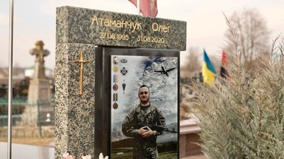 Пам'ятники, поховання військового Пам'ятники, поховання військового
