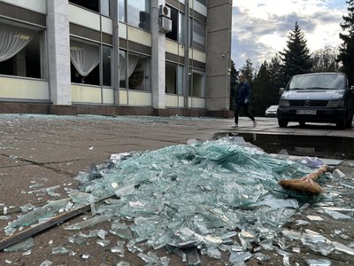 У Кременчуці через російську атаку пошкоджено палац культури: вибило близько 80 вікон У Кременчуці через російську атаку пошкоджено палац культури: вибило близько 80 вікон