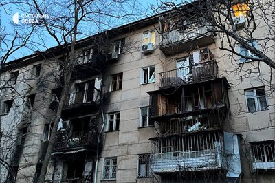 Пожежа у будинку, вирва та вибиті вікна: наслідки нічної атаки по Одесі Пожежа у будинку, вирва та вибиті вікна: наслідки нічної атаки по Одесі
