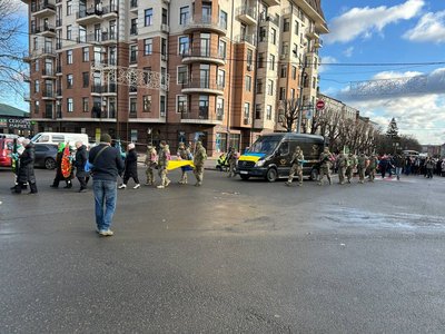Прощальна процесія на похованні Олександра Сухомліна, Умань, 18 грудня 2024 року Прощальна процесія на похованні Олександра Сухомліна, Умань, 18 грудня 2024 року