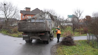 В приватних секторах мікрорайонів міста щомісяця збирають гілля, грудень 2025 року, Хмельницький В приватних секторах мікрорайонів міста щомісяця збирають гілля, грудень 2025 року, Хмельницький