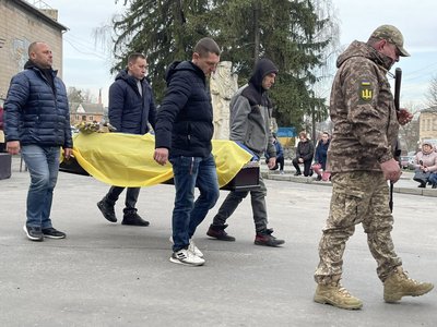 Два роки вважали зниклим безвісти: на Черкащині попрощалися із захисником Два роки вважали зниклим безвісти: на Черкащині попрощалися із захисником