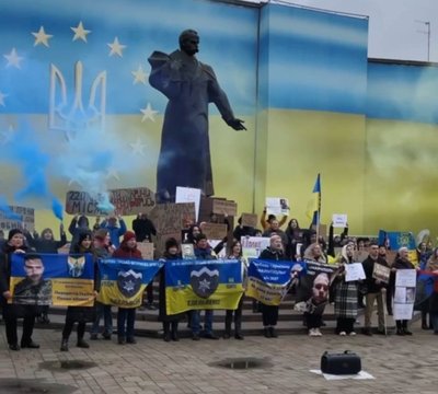 "Будемо боротися за кожного". У Чернівцях відбулась акція на підтримку військових, які в полоні чи зникли безвісти "Будемо боротися за кожного". У Чернівцях відбулась акція на підтримку військових, які в полоні чи зникли безвісти