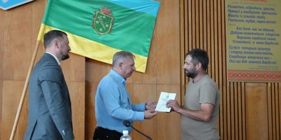 Двох волонтерів із Бердичева відзначили нагородами Головнокомандувача ЗСУ