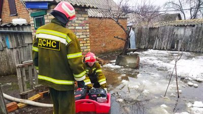 У Кіровоградській області рятувальники відкачують воду у дворах, підвалах та з території дитсадка У Кіровоградській області рятувальники відкачують воду у дворах, підвалах та з території дитсадка