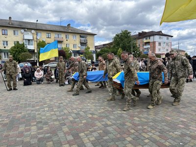 Загинули в один день: з двома побратимами попрощались у Сарнах на Рівненщині Загинули в один день: з двома побратимами попрощались у Сарнах на Рівненщині