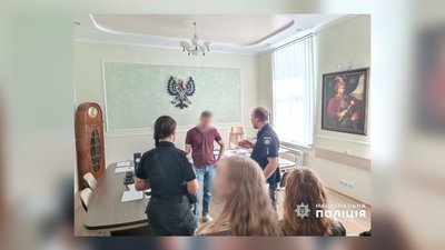 Обшуки у Чернігівській міськраді: Ломако заявив про людей з автоматами Обшуки у Чернігівській міськраді: Ломако заявив про людей з автоматами