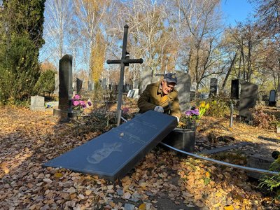 "Зробили людям горе": у селі Степанки на Черкащині місцеві лагодять пошкоджені могили "Зробили людям горе": у селі Степанки на Черкащині місцеві лагодять пошкоджені могили
