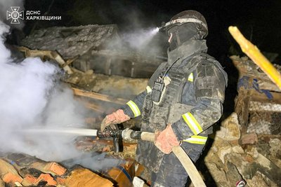 Рятувальник гасить пожежу у Великому Бурлуку Рятувальник гасить пожежу у Великому Бурлуку