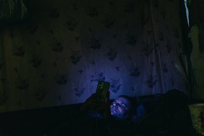 Боєць 24-ї окремої механізованої бригади імені Короля Данила відпочиває на позиції на Донеччині Боєць 24-ї окремої механізованої бригади імені Короля Данила відпочиває на позиції на Донеччині