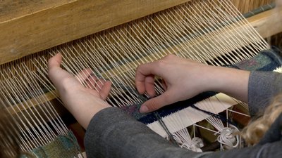 Плахти, палантини, рушники: на Вінниччині навчають працювати за старовинними дерев’яними верстатами Плахти, палантини, рушники: на Вінниччині навчають працювати за старовинними дерев’яними верстатами