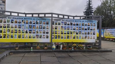 У Житомирі вшанували пам'ять полеглих захисників і захисниць України У Житомирі вшанували пам'ять полеглих захисників і захисниць України