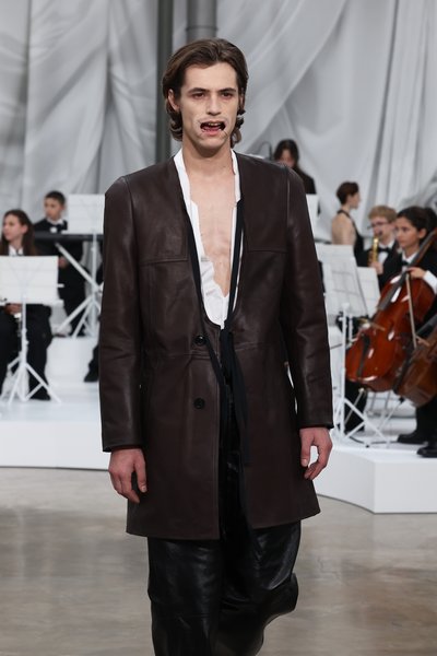 Навіщо капи в роті у моделей Maison Margiela Навіщо капи в роті у моделей Maison Margiela