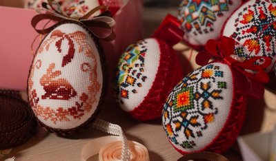 "Вишиває" писанки вечорами: майстриня із Рівного створює великодній декор "Вишиває" писанки вечорами: майстриня із Рівного створює великодній декор