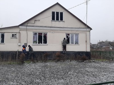 Для ліквідації наслідків обстрілу долучені працівники місцевих комунальних підприємств Для ліквідації наслідків обстрілу долучені працівники місцевих комунальних підприємств