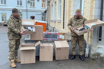 Допомога захисникам: у Житомирі військовим передали автівки та безпілотники Допомога захисникам: у Житомирі військовим передали автівки та безпілотники