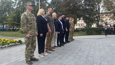 Церемонія підняття прапора у Харкові посадовці Харкова і області Церемонія підняття прапора у Харкові посадовці Харкова і області