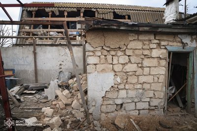 Пошкоджений будинок внаслідок атаки на Миколаїв Пошкоджений будинок внаслідок атаки на Миколаїв