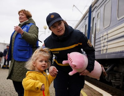 24 людей з Дніпропетровської області привезли евакуаційним потягом на Закарпаття 24 людей з Дніпропетровської області привезли евакуаційним потягом на Закарпаття