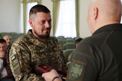 Троє прикордонників отримали державні та відомчі нагороди: що відомо Троє прикордонників отримали державні та відомчі нагороди: що відомо